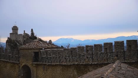 Vista-Panorámica-Desde-Un-Castillo-De-La-Antigua-Fortaleza-Medieval-De-San-Marino-En-Un-Día-Nublado-De-Invierno