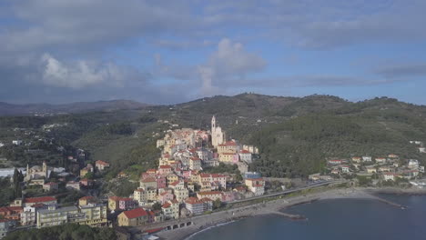 Vista-Aérea-De-Cervo-Casco-Antiguo-Medieval-En-Imperia,-Liguria,-Italia-E-Iglesia-Barroca