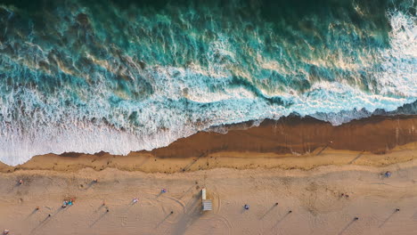 Turistas-Relajándose-En-La-Playa-De-Manhattan-Con-Olas-Rompiendo-En-Los-Ángeles,-California