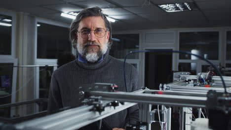 profesor observando la máquina de impresión 3d