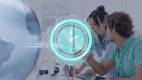 animación del globo y el reloj en el escáner procesando datos sobre colegas de oficina que trabajan en la computadora