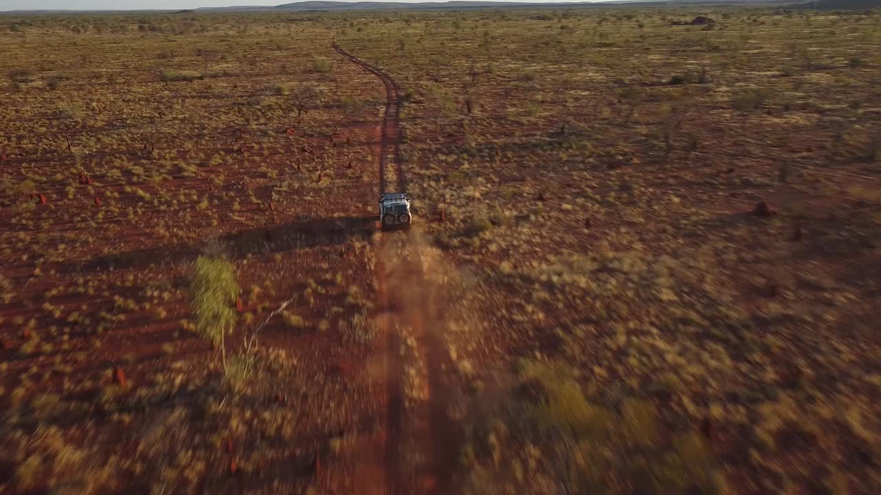 cuatro ruedas conduciendo a lo largo de una carretera aislada en el interior de australia