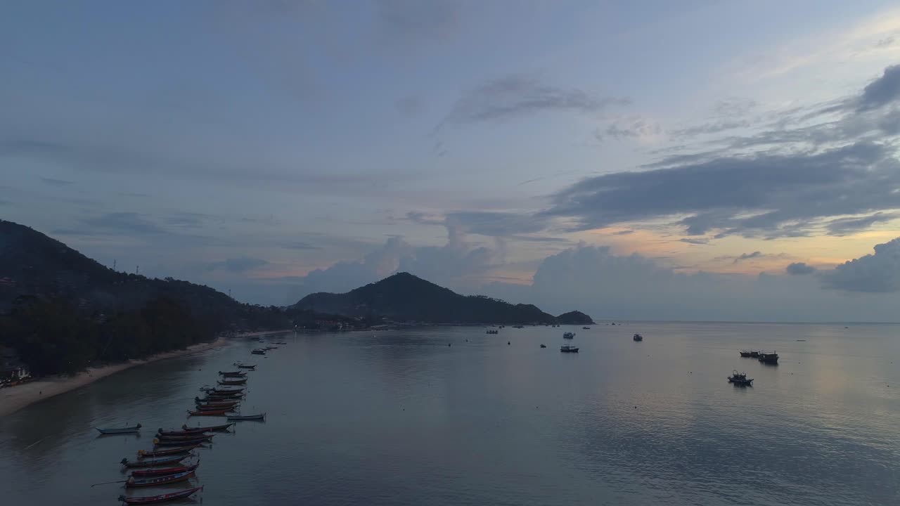 보트와 함께 바다 위에 있는 멋진 일몰