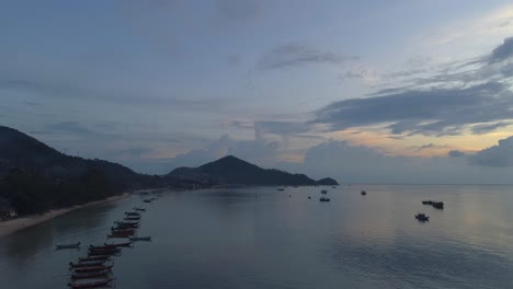 보트와 함께 바다 위에 있는 멋진 일몰