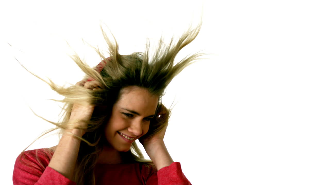 bonita rubia escuchando música mirando a la cámara