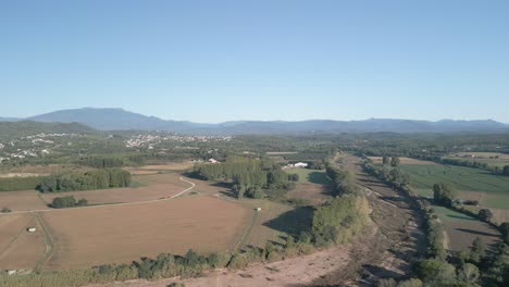 托德拉河 (tordera river) 的空中影像,是西班牙2022年干旱所影響的河流