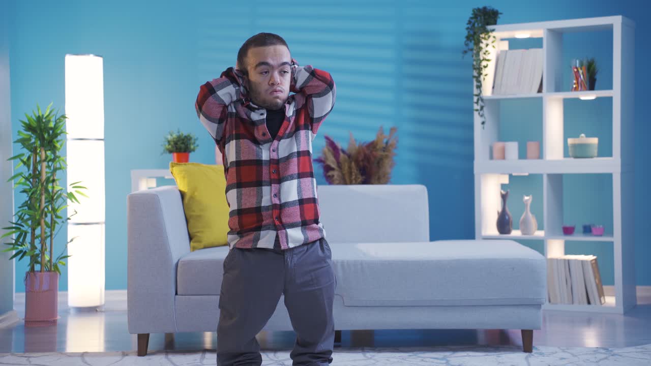 el hombre enano discapacitado que se aburre en casa está pensando qué hacer, está confundido sobre el pensamiento.