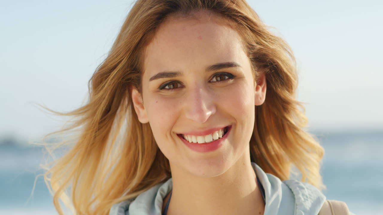 mujer feliz, despreocupada y sonriente divirtiéndose