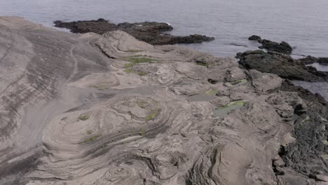 Antenne-über-Felsigem-Strand-Aus-Erstarrter-Lava-An-Der-Küste-Von-Island