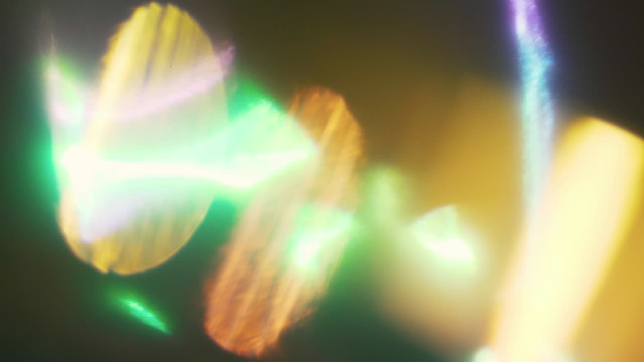 una cálida luz futurista soñadora salpica en la oscuridad.