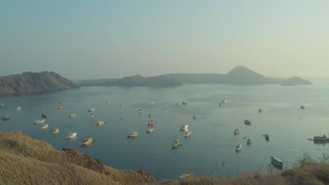 Viele-Boote-Vor-Anker-In-Der-Bucht-Der-Insel-Padar,-Indonesien