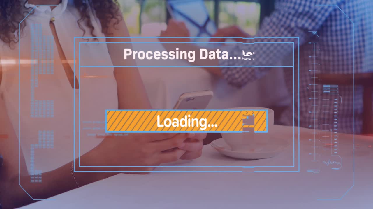 animación del procesamiento de datos sobre una mujer de negocios afroamericana que usa un teléfono inteligente
