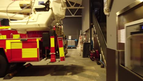 Dentro-De-Un-Hangar-De-La-Estación-De-Bomberos