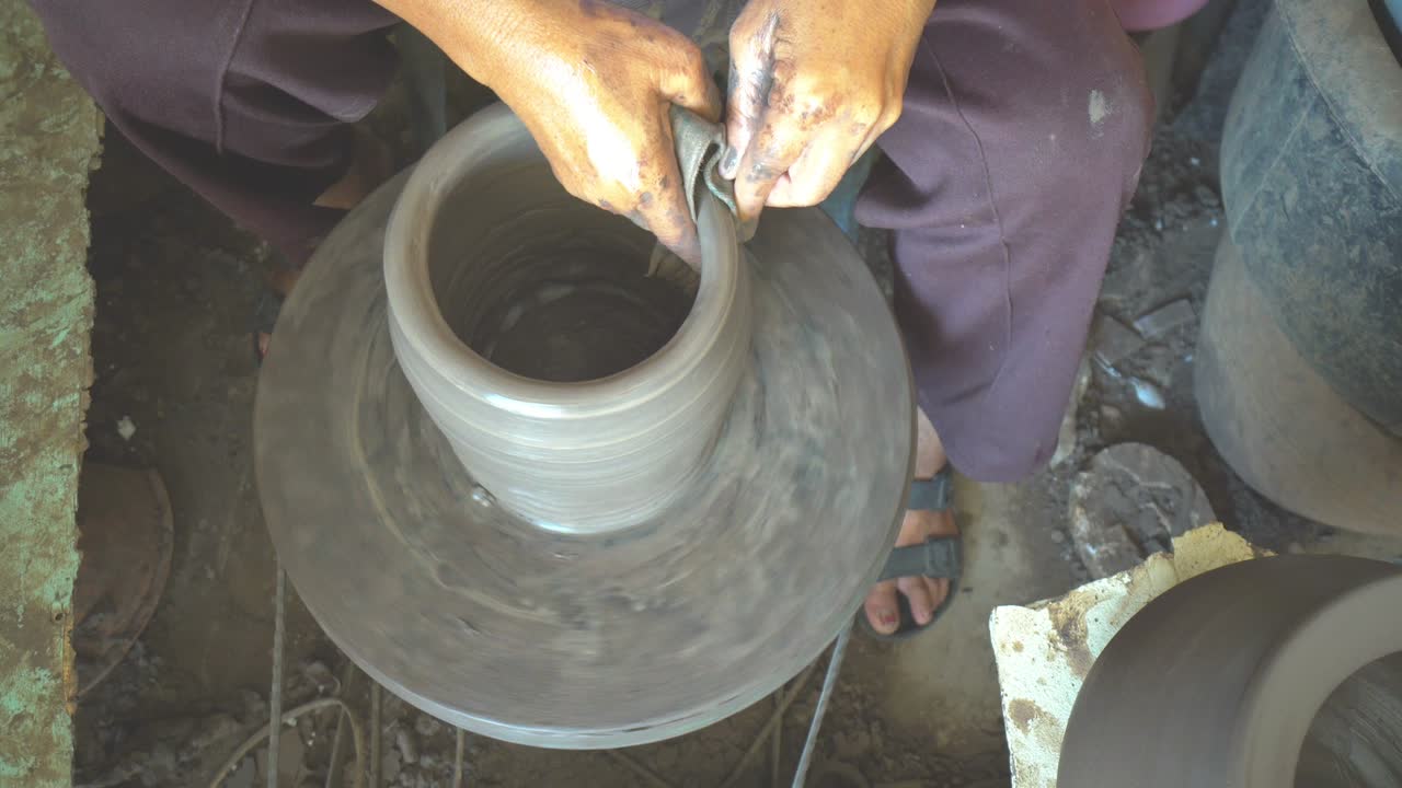 закрыть руку, делая банку или вазу, глиняный шаг