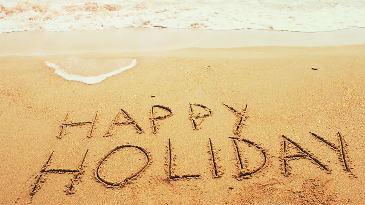 ¡Felices Fiestas! Escrito en la arena de la playa. Concepto de vacaciones. Fotografía en la playa