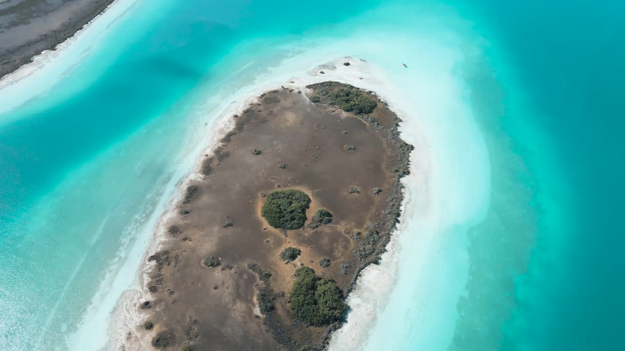 Bacalar: dronebeeld van de zevenkleurenlagune, reisbestemming Quintana Roo, Mexico