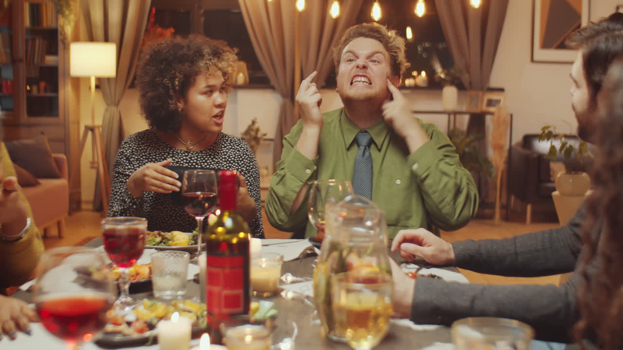 amigos divirtiéndose en la fiesta