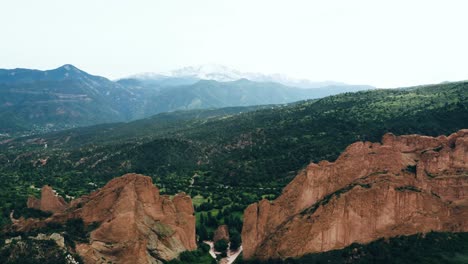 drone disparado alejándose del jardín de los dioses en las montañas rocosas