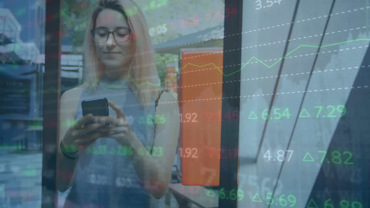 animación del procesamiento de datos del mercado de valores sobre mujer caucásica usando teléfono inteligente al aire libre.