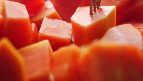 primer plano de la papaya cortada en cubitos