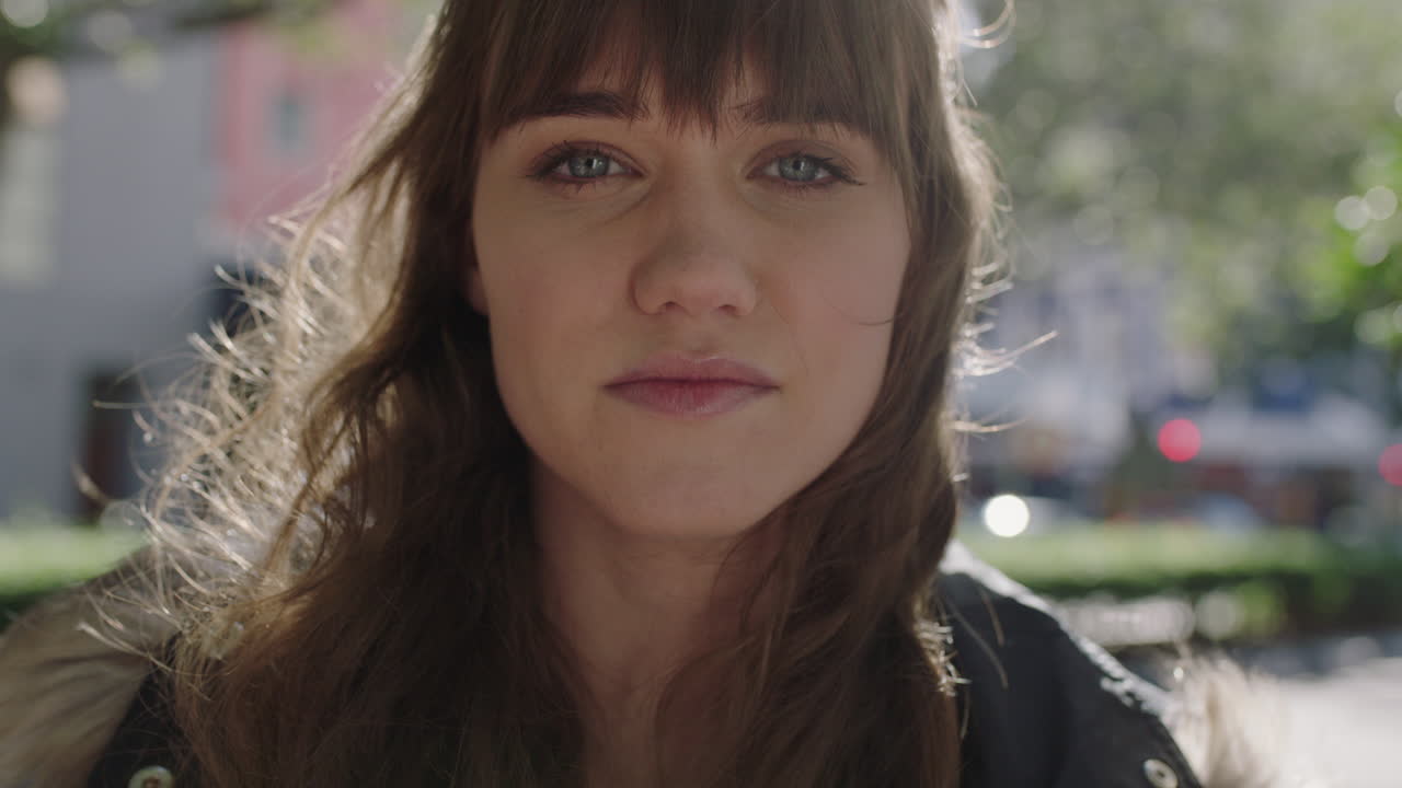 retrato de cerca de una hermosa y linda mujer joven mirando contemplativa buscando serio en el fondo de la ciudad urbana