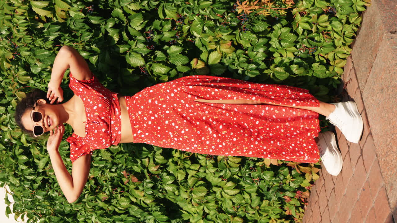 빨간 꽃 드레스와 스니커를 입은 여자