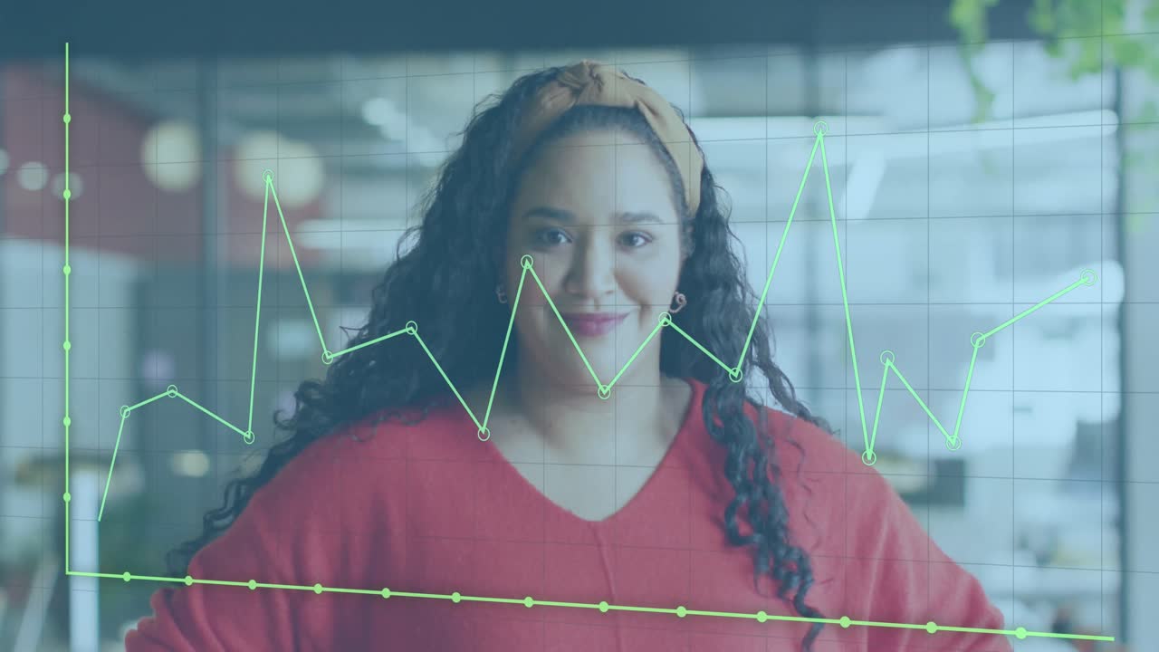 사무실에서 일하는 다인종 여성 사업가를 배경으로 한 금융 데이터 처리 애니메이션