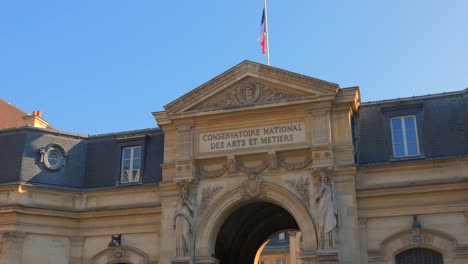 Entrada-De-La-Fachada-Del-Conservatorio-Nacional-De-Artes-Y-Oficios-En-París,-Francia