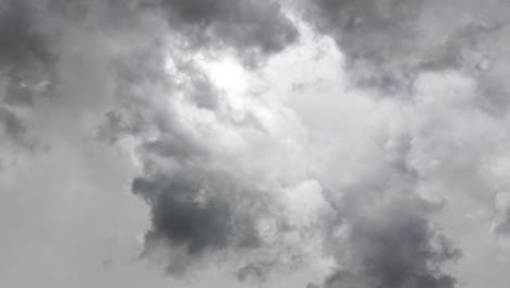 Fuerte-Tormenta-En-El-Cielo-Oscuro