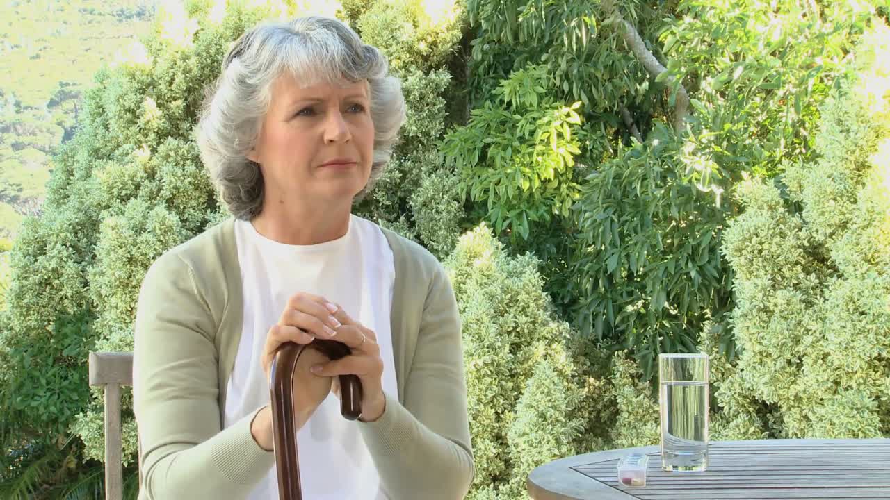 걱정하는  ⁇ 은 여자가 약을 지켜보고 있습니다.