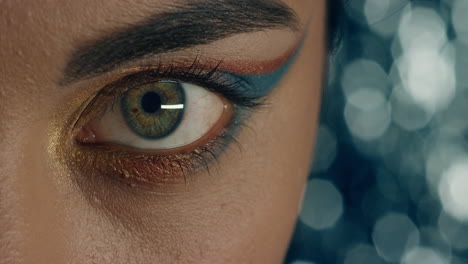 cerrar los ojos con maquillaje colorido sombra de ojos hermosa noche glamour concepto de belleza cosmética
