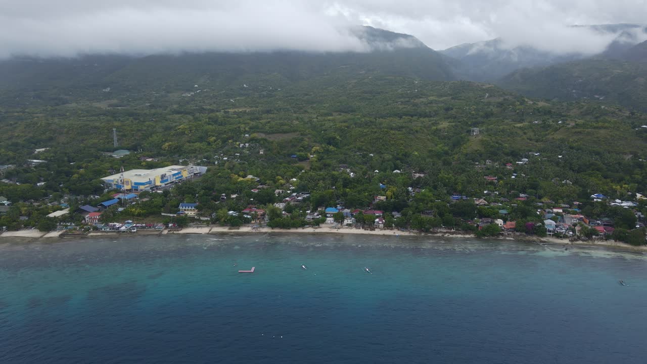 ciudad costera de oslob con nubes sobre las montañas, isla de cebu, filipinas, luz del día, vista aérea