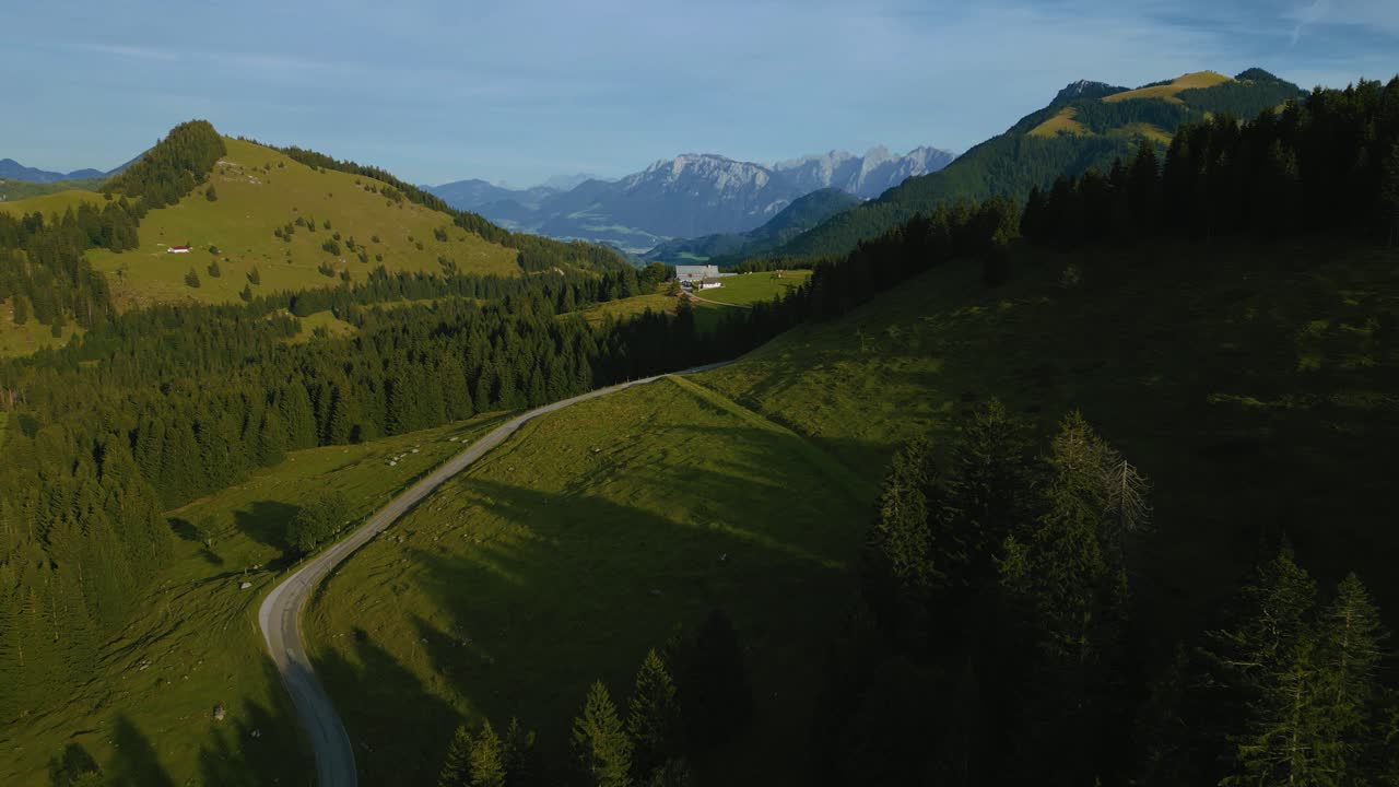 praderas de hierba verde en los románticos y pintorescos picos montañosos de los alpes austriacos bávaros sudelfeld wendelstein con vistas panorámicas a la carretera