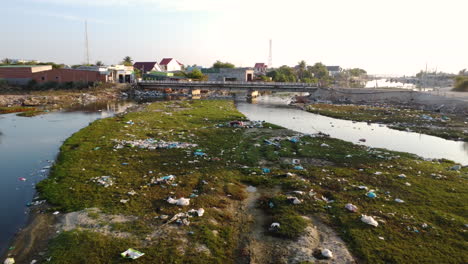 escena con basura en la orilla del río contaminado, vietnam