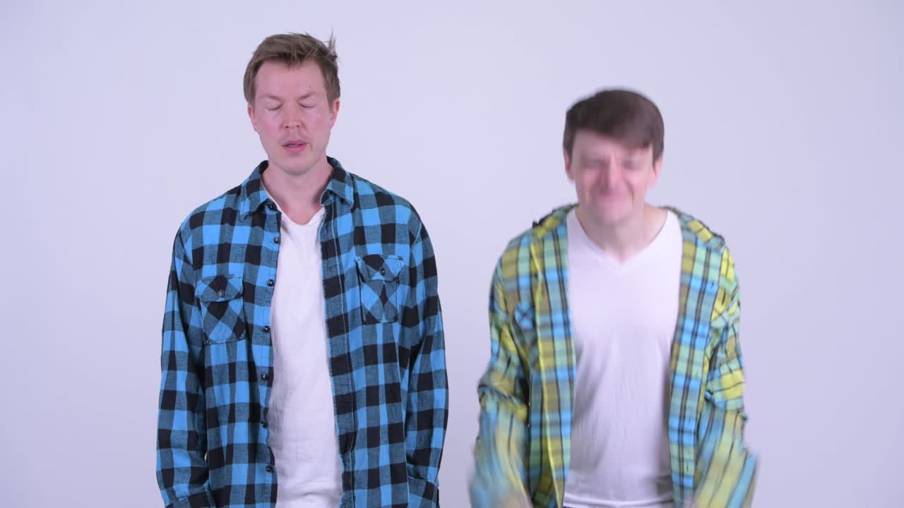 스트레스를 받는 두 젊은이가 함께 나쁜 소식을 듣습니다.