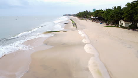 Antena,-Playa-En-Vietnam-Con-Barreras-Para-Evitar-El-Cambio-Climático-Y-El-Aumento-Del-Nivel-Del-Mar.