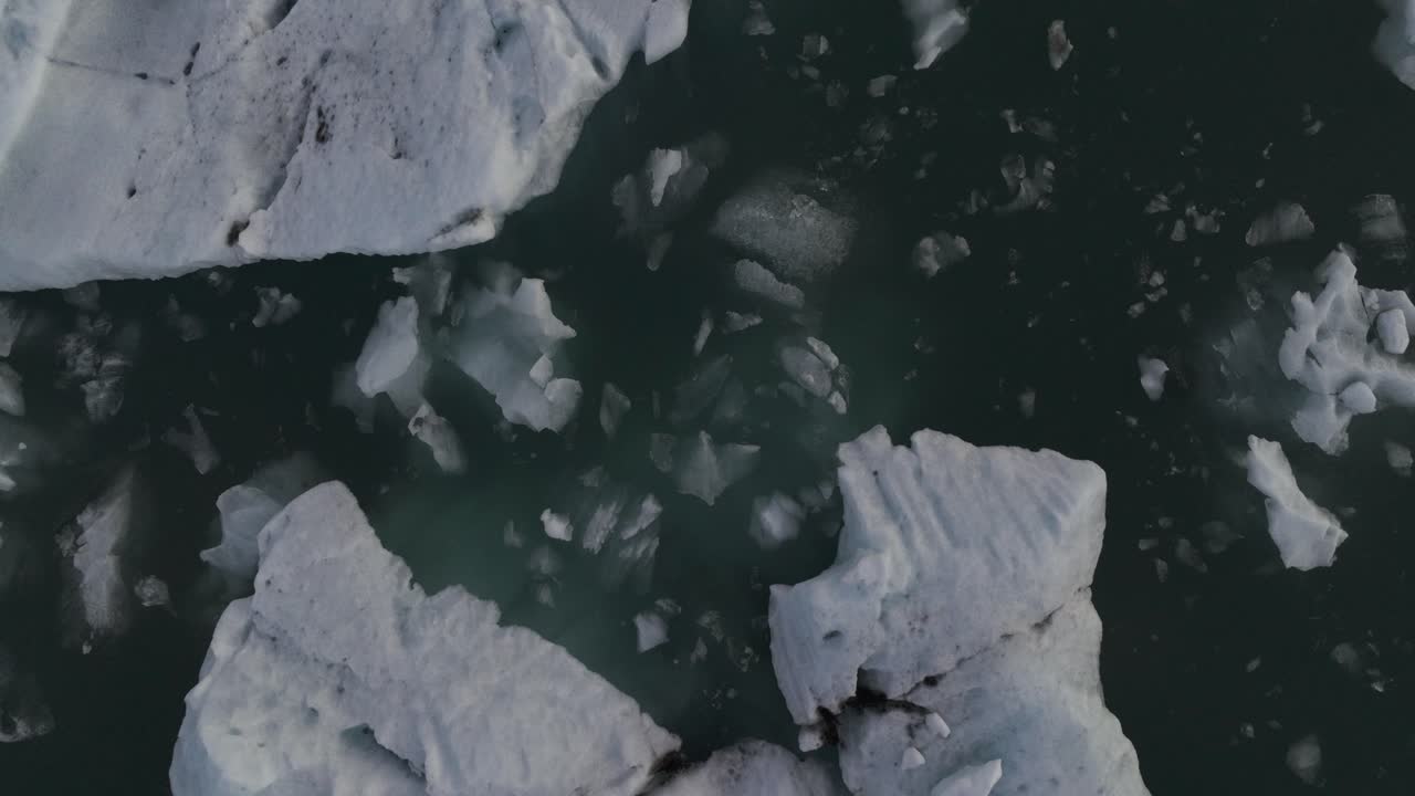 기후 변화로 인해 아이슬란드의 빙산 빙하가 녹고 있습니다.