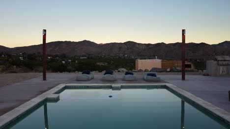 Hermosa-Foto-De-Piscina-En-Un-Complejo-Vacacional-En-El-Desierto-Rural