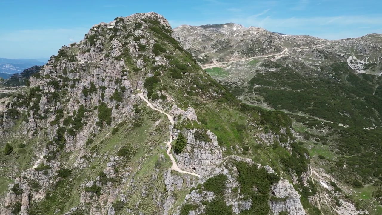 Riprese aeree con drone sulle montagne del Pasubio, Italia: scogliere spettacolari, terreno alpino e viste panoramiche su paesaggi naturali aspri. Ideale per progetti di viaggio e natura