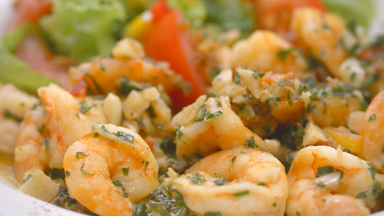 camarones al ajillo con ensalada fresca, primer plano, mediterráneo