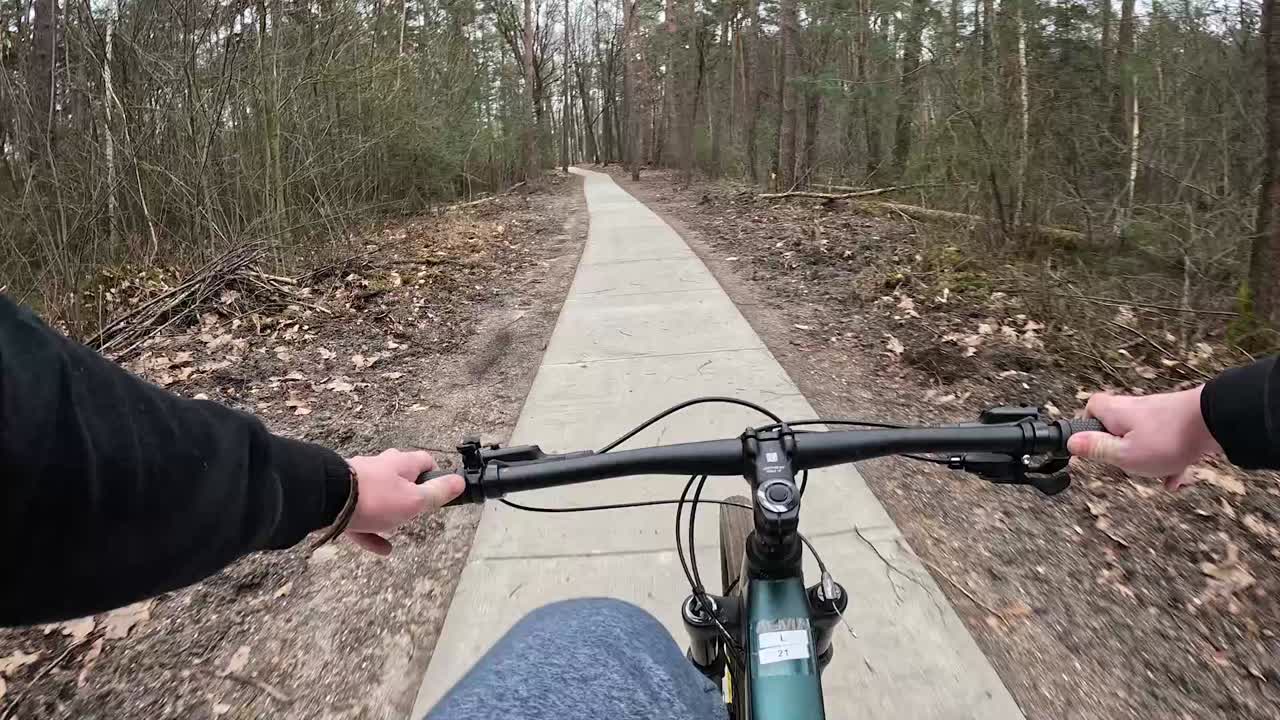 Vidéo de VTT sur route pavée en pleine nature.