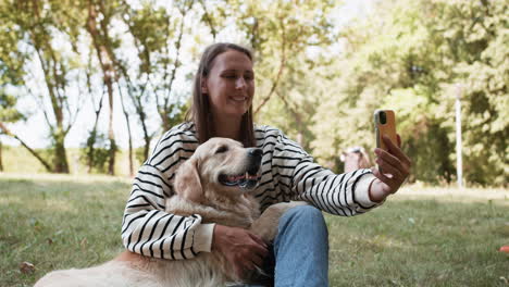 Hombre-Con-Su-Perro-En-El-Parque