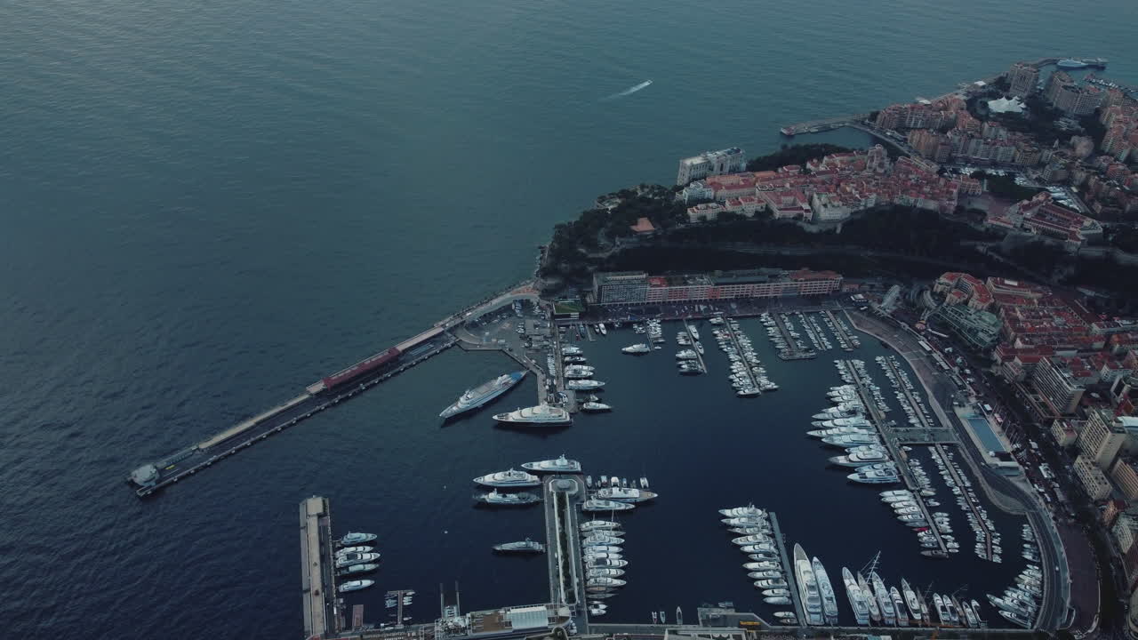 Vista aerea del porto e della marina di Monaco