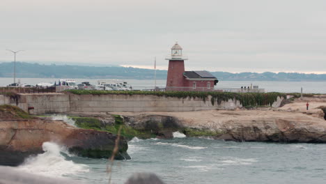 Ein-Atemberaubender-Blick-Auf-Den-Leuchtturm-Santa-Cruz-Steamer-Lane-An-Einem-Bewölkten-Tag