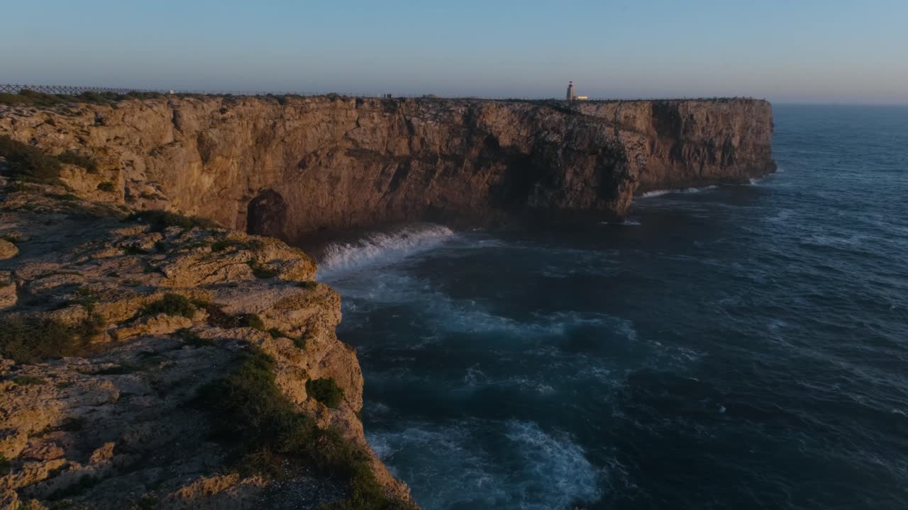 puesta de sol en las rocas sobre un acantilado y el océano atlántico en portugal