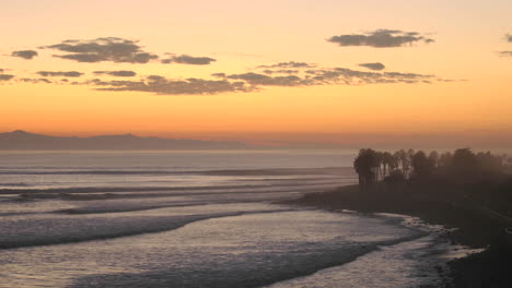 Cierre-De-Lapso-De-Tiempo-De-Nubes-Y-Olas-En-Ventura-Point-Al-Atardecer-En-Ventura-California