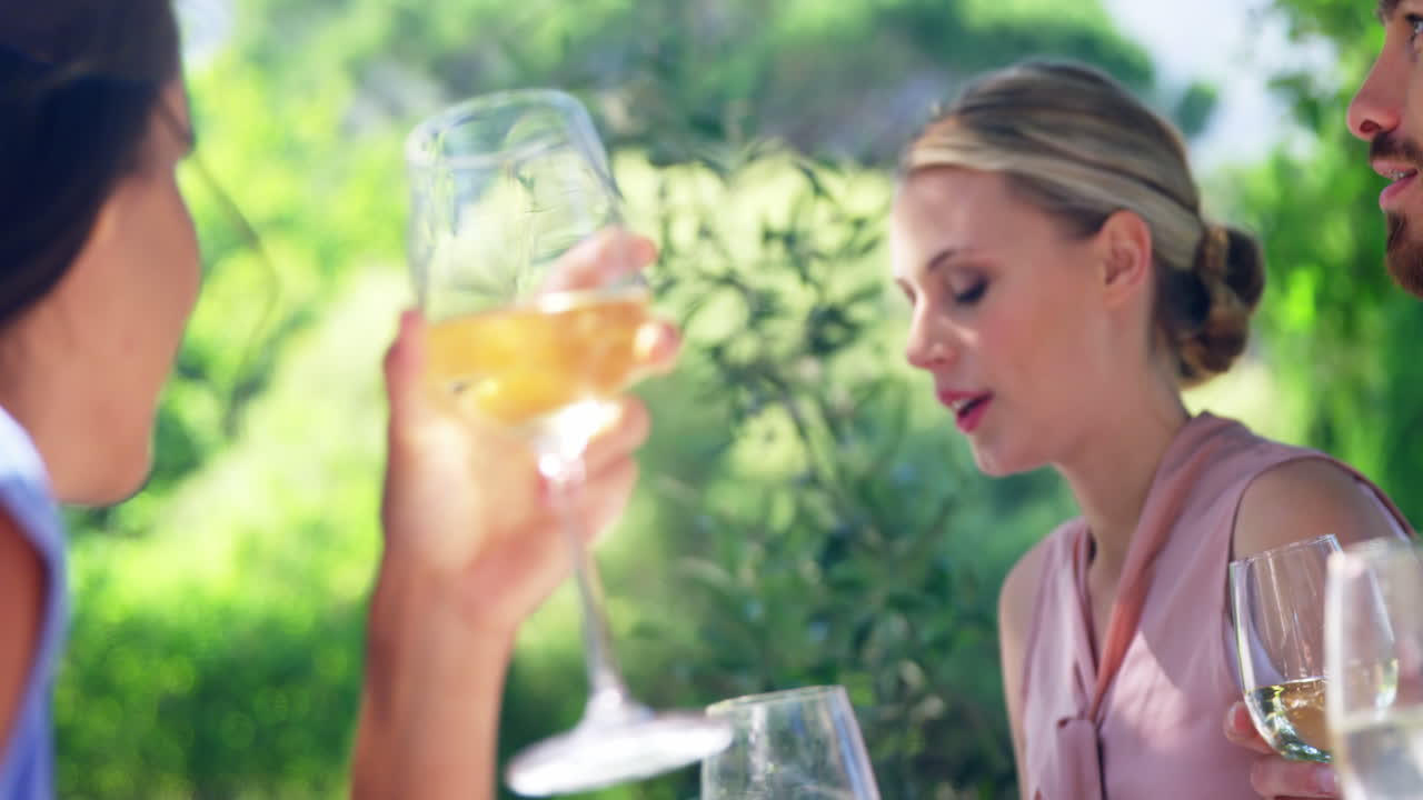 친구 들 이 식당 에서 서로 대화 하고 있다