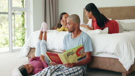 Vater,-Lesebuch-Und-Mädchen-Im-Schlafzimmer-Zusammen