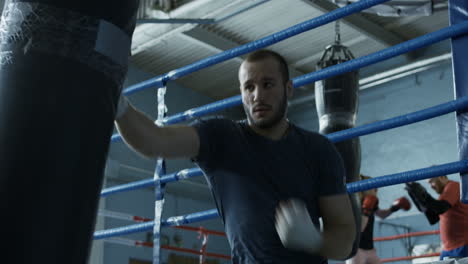 entrenamiento de boxeador con saco de boxeo