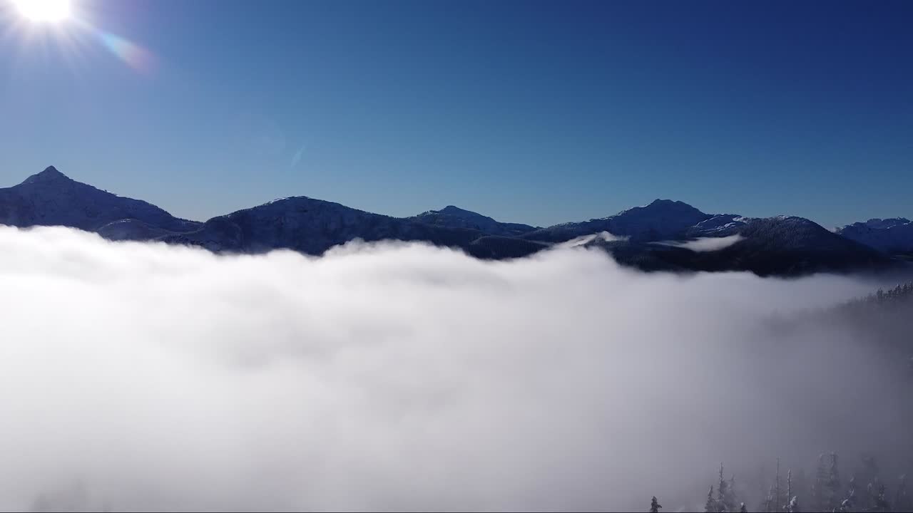 밴쿠버 섬, 캐나다에 구름 선반 공중 산